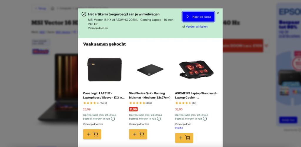 De melding dat een laptop aan de winkelwagen is toegevoegd, met daaronder Vaak samen gekocht: een laptophoes, een muismat en een laptopstandaard