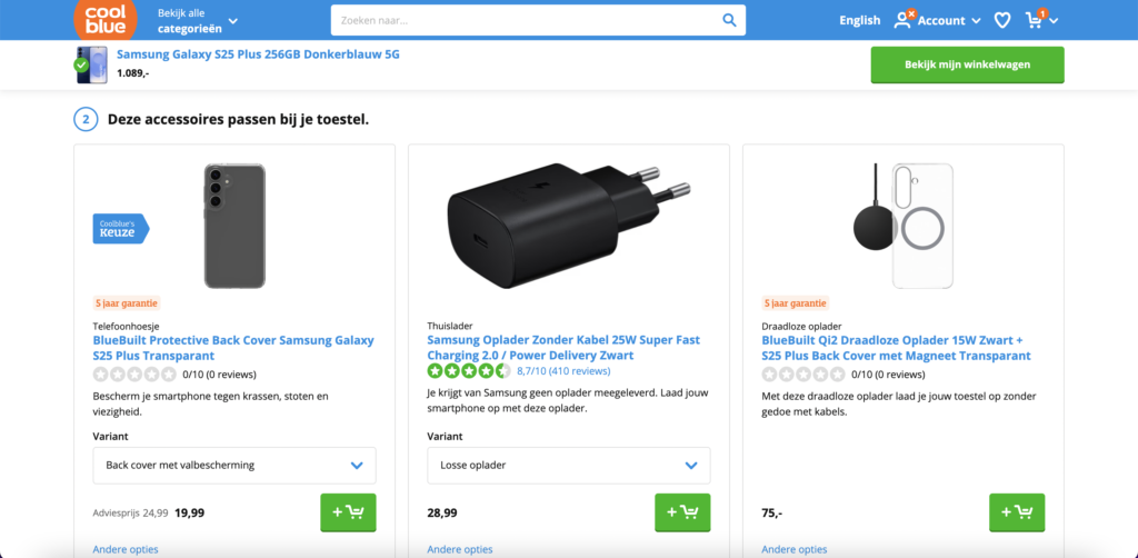 Een webshop toont na het toevoegen van een telefoon drie accessoires die bij het toestel passen